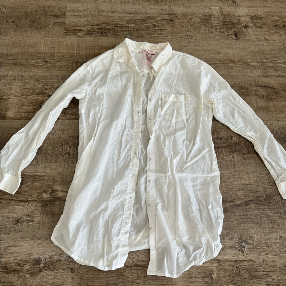 White Victoria’s Secret oversized collared button-up sleep shirt - size small